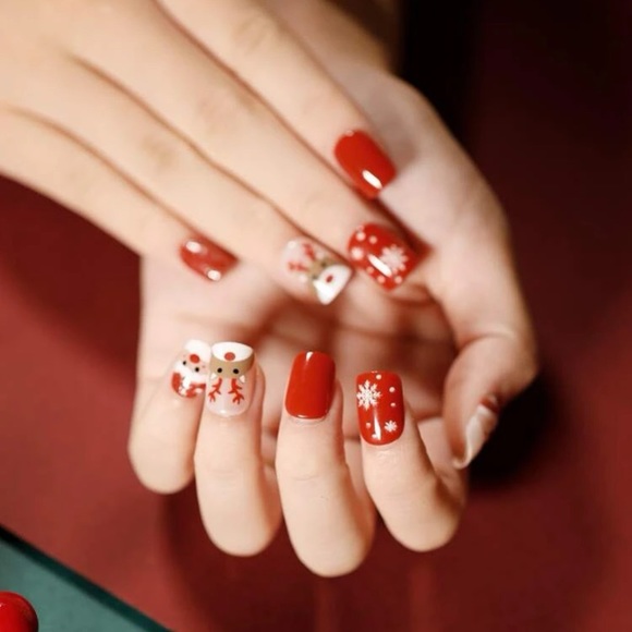 4/$20 Christmas press on nails - Picture 1 of 3